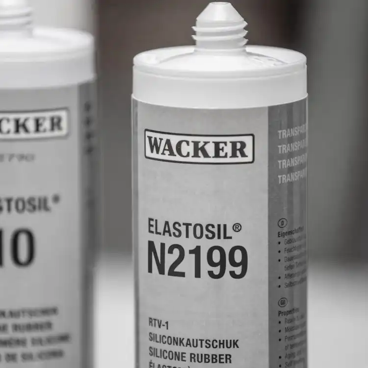 WACKER ELASTOSIL N2199 310ml – silikon do klejenia i uszczelniania w zastosowaniach technicznych, MIL-A-46146, Shore A 30 – kartusz z etykietą WACKER – zbliżenie